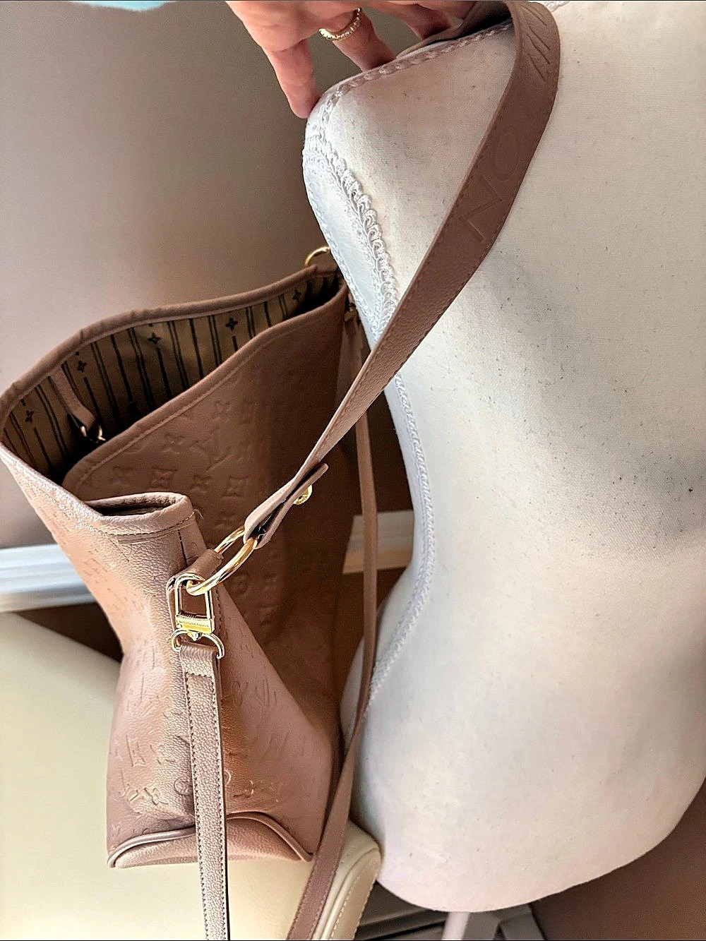 Fashion- Louis Vuitton Loop Hobo Shoulder Bag Beige - Picture 5 of 16
